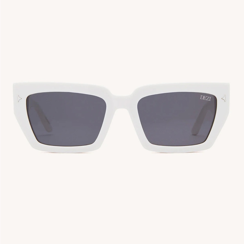 DEZI ‘Switch’ (color: White / Dark Smoke)
